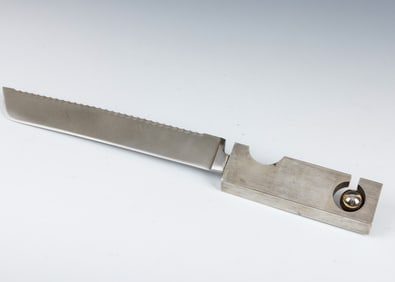 A STERLING SILVER HANDLED CHALLAH KNIFE BY CARMEL SHABI. Israel, 1990. Consisting of a solid soft