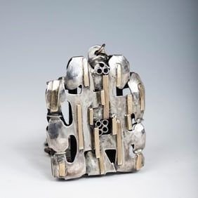 A LARGE STERLING SILVER AND GOLD NECKLACE AND PENDANT BY REISA SCHOR. New York, 1992. The link chain