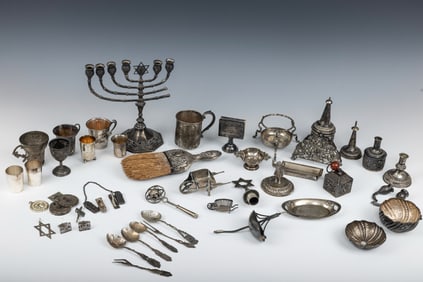 A GROUP OF SILVER ITEMS. Consisting of Judaic and non-Judaica items.