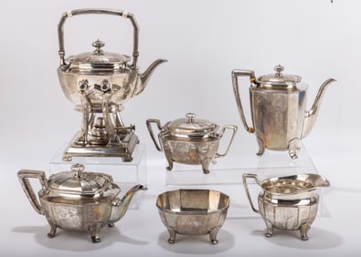 A STERLING SILVER TEA SET BY TIFFANY AND COMPANY. New York, c. 1900. Consisting of a tea pot