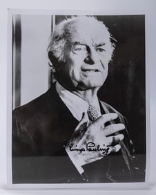 &nbsp;AN AUTOGRAPHED PHOTOGRAPH OF LINUS PAULING. American chemist, biochemist, chemical engineer,