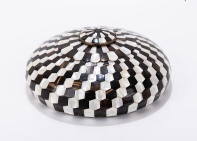 A VINTAGE MOTHER OF PEARL AND HORN INLAID BOX. Circular in form. Probably American, c. 1940. Brass