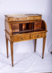 AN ANTIQUE INLAID WOOD ROLLUP DESK. Probably American, c. 1880. On four legs with roll up cover.
