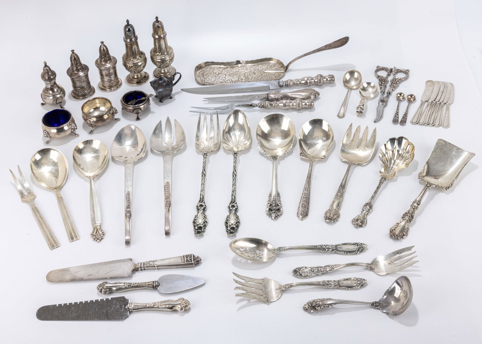 A GROUP OF STERLING SILVER SERVING PIECES. (1 of 1)
