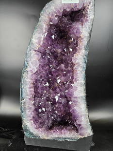 AMETHYST GEODE: 20" TALL AND 10.5" AT IT'S WIDEST. 23.5 KG