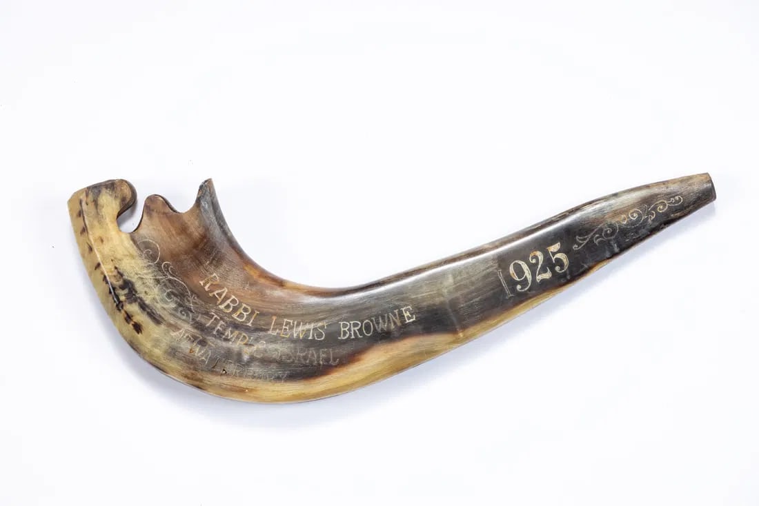 A VERY RARE HAND ENGRAVED SHOFAR BELONGING TO RABBI LEWIS BROWNE (1897 - 1949). American: A VERY RARE HAND ENGRAVED SHOFAR BELONGING TO RABBI LEWIS BROWNE (1897 - 1949). American, c. 1925. Traditional form. Engraved: RABBI LEWIS BROWNE TEMPLE ISRAEL AT WATERBURY. 11.2” long. Rabbi Le