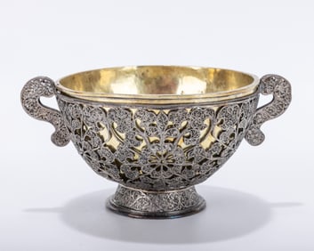 A LARGE AND EARLY PARCEL GILT CUP. Probably Germany, 18th century. Hand wrought and gilded. Fitted