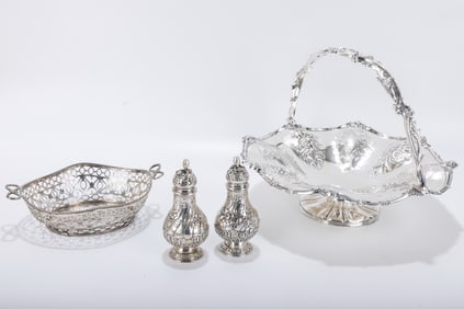 A GROUP OF SILVER TABLE HOLLOWARE. Including a pair of silver salt and pepper shakers, a latticework