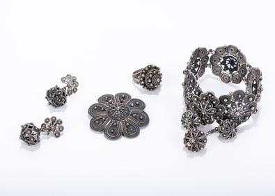 A GROUP OF FILIGREE JEWELRY. Probably Israel, modern. Including a ring, a bracelet, a brooch and two