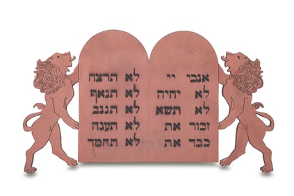 A SMALL PAIR OF WOODEN LIONS. Probably American, c. 1950. Hand carved with two lions flanking a blue