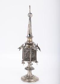 A SILVER FILIGREE SPICE CONTAINER. Poland, c. 1940. On a round base with a skirted stem. Fitted with