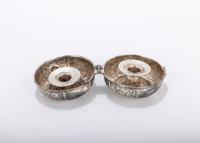 A STERLING SILVER TRAVELING SABBATH CANDLE HOLDER. American, c. 1990. In the shape of a yo-yo. Clam