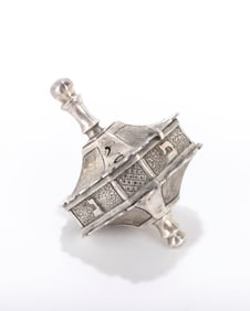 A STERLING SILVER DREIDEL BY SHUKI FREIMAN. Israel, c. 1990. Handcrafted and hand engraved. Opens to