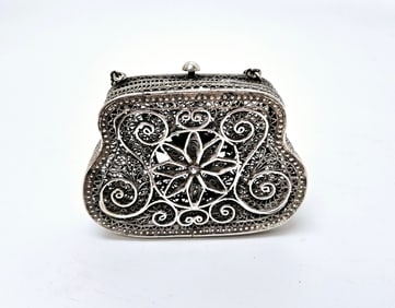 A SILVER FILIGREE PURSE SHAPED SPICE CONTAINER. Russia, c. 1890.