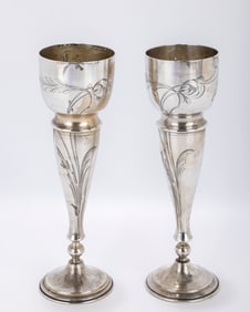 A PAIR OF SILVER ART NOUVEAU CHAMPAGNE FLUTES. Russia, c. 1910. Each on a round base. The upper