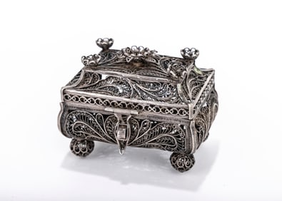 A SILVER FILIGREE SPICE CASKET. Russia, 1850. In the shape of a chest with a four sided upper