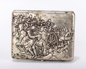 A RARE RUSSIAN EMBOSSED SILVER CIGARETTE CASE. Moscow, 1908 - 1926. Embossed with an elderly woman