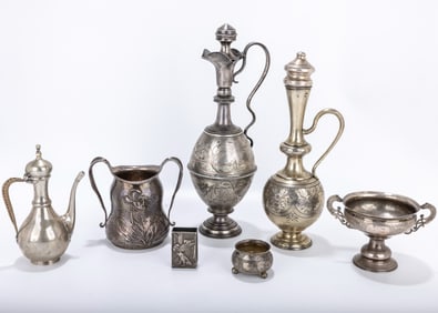 A GROUP OF 7 SILVER TABLEWARE ITEMS.