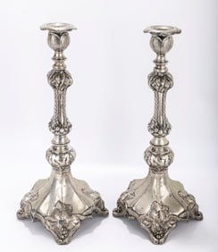 A MONUMENTAL PAIR OF SILVER SABBATH CANDLESTICKS. Vienna, c. 1900. On elegant grapevine stems with