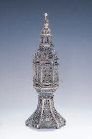 A MONUMENTAL STERLING SILVER SPICE CONTAINER BY EZRA LANDAU