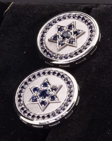 A PAIR OF 14K WHITE GOLD ISRAELI STAR OF DAVID CUFFLINKS.
