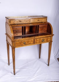 AN ANTIQUE INLAID WOOD ROLLUP DESK. Probably American, c. 1880. On four legs with roll up cover. Fil