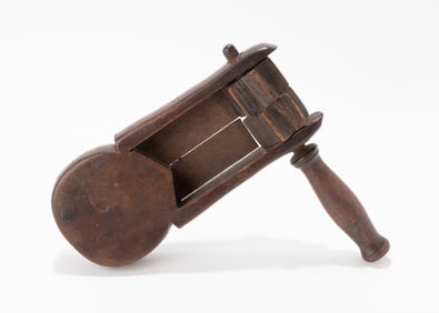 1. A LARGE WOODEN GRAGGER. Continental, c. 1900. Hand carved and assembled. 9.7 inches long.