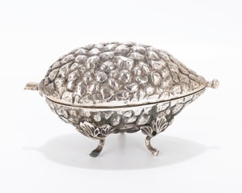 61. A SILVER ETROG CONTAINER. The Netherlands or Germany, c. 1900. Realistically crafted in etrog