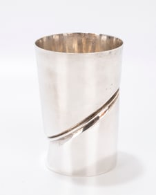 79. A STERLING SILVER KIDDUSH CUP BY ARI OFIR. Israel, 1989. In modernistic grip form. Marked.
