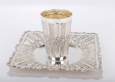 186. A STERLING SILVER KIDDUSH CUP AND UNDERPLATE. Probably Italy, modern. Traditionally embossed