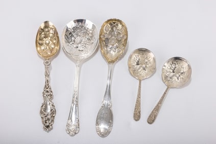 192. A GROUP OF FIVE ANTIQUE STERLING SILVER BERRY SPOONS. Various makers. The largest is 8.5 inches
