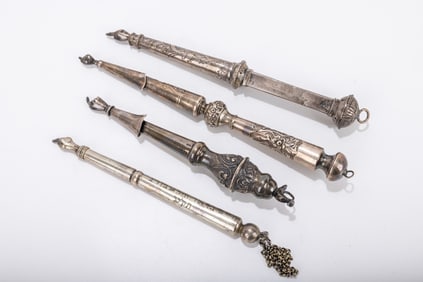 224. A GROUP OF FOUR SILVER TORAH POINTERS. Vintage and antique. The largest one is 10.5 inches.