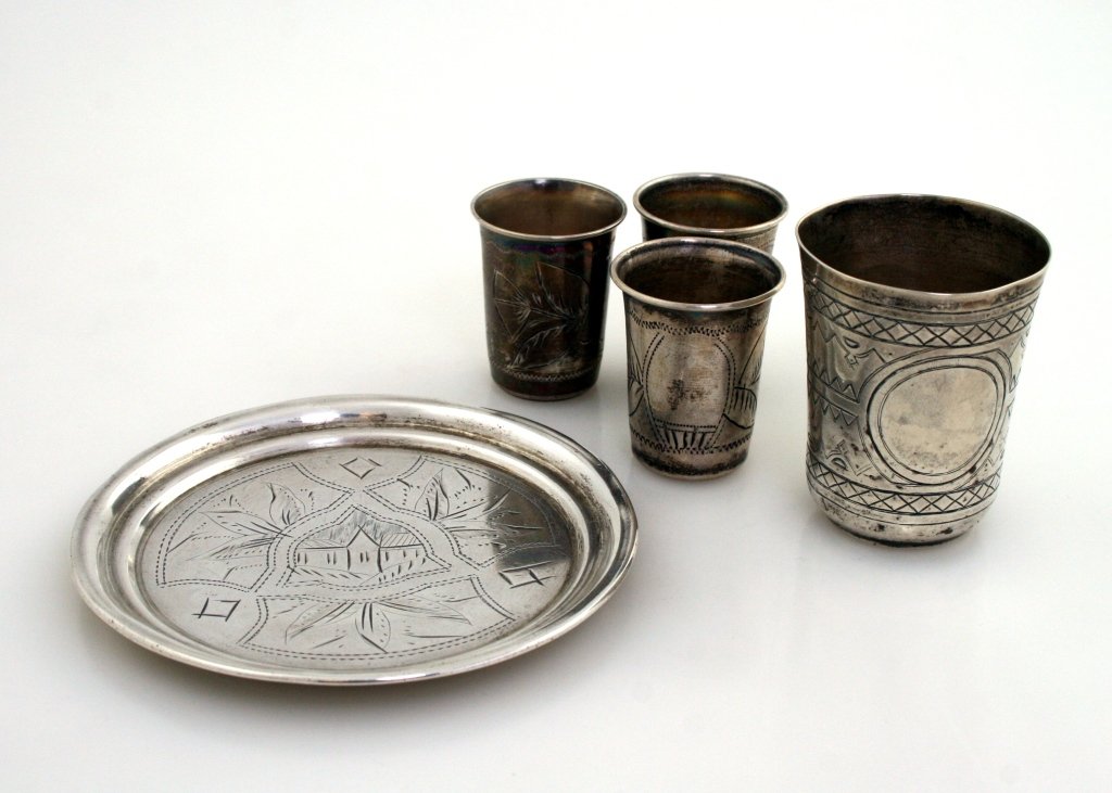 FOUR RUSSIAN BEAKERS AND AN UNDERPLATE. 1895. Each engr: FOUR RUSSIAN BEAKERS AND AN UNDERPLATE. 1895. Each engraved with period decoration. Various sizes. Estimate $200 – 300