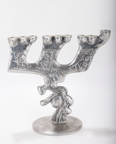 AN ALUMINUM MENORAH SCULPTURE BY DON DRUMM (American, b. 1935).