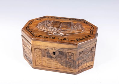 AN OLIVE WOOD ETROG BOX. Jerusalem, c. 1920.