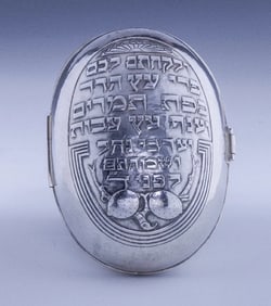 AN EXCEPTIONAL SILVER ETROG BOX ATTRIBUTED TO BERNARD FRIEDLAENDER.