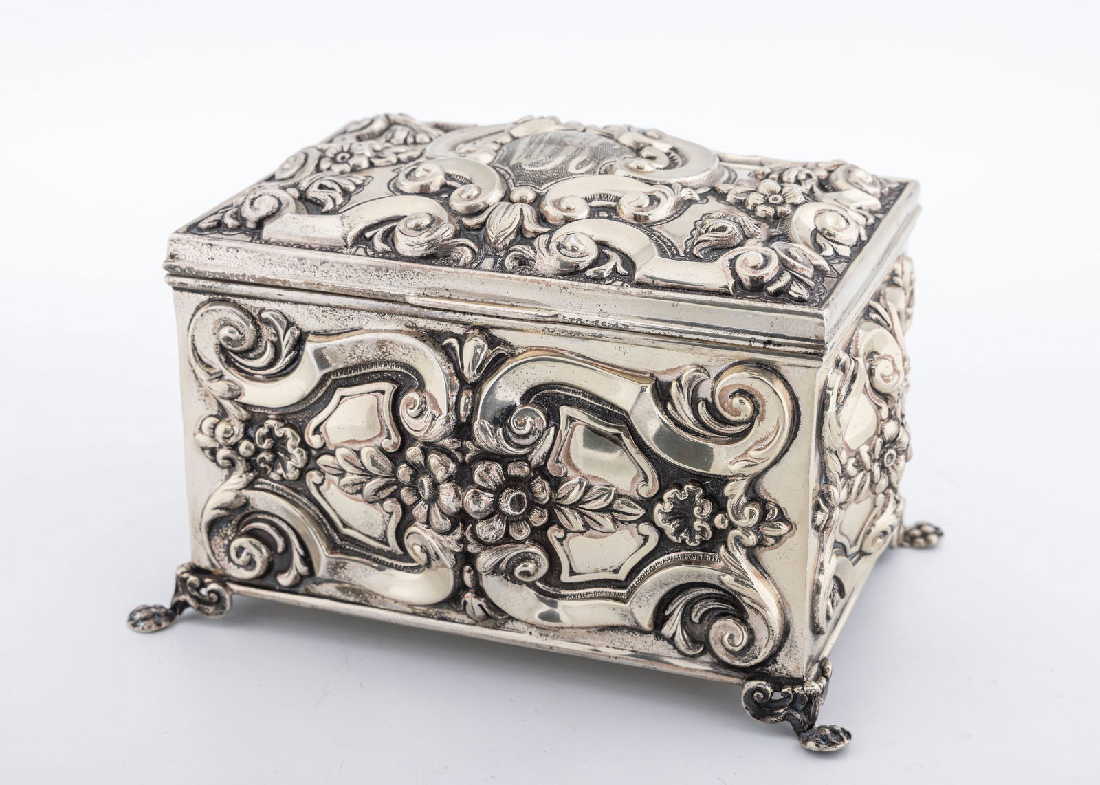 AN ORNATE HAND CHASED STERLING SILVER ETROG BOX. Portugal, c. 1990 (1 of 2)
