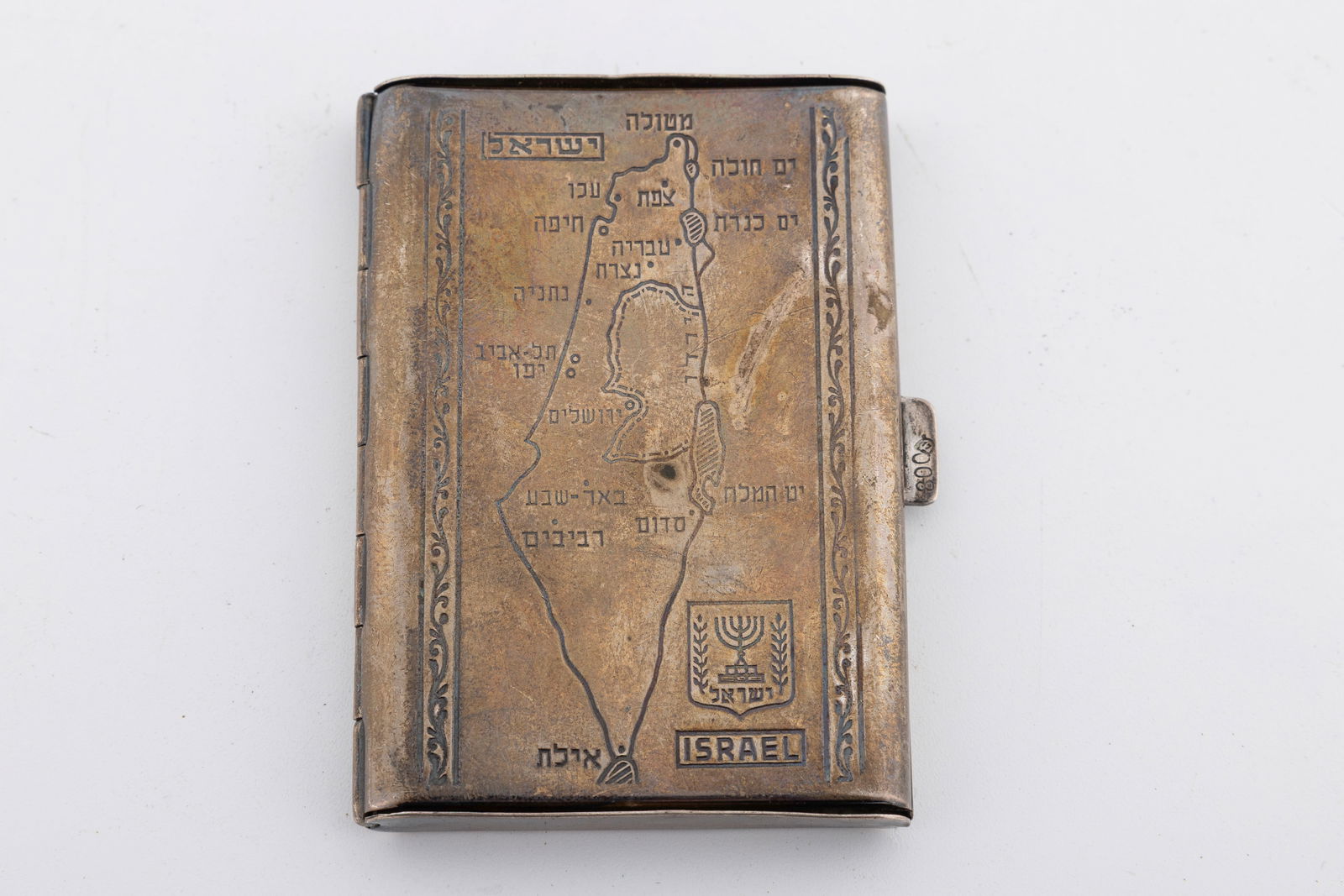 A STERLING SILVER PILL BOX WITH THE MAP OF ISRAEL. (1 of 3)