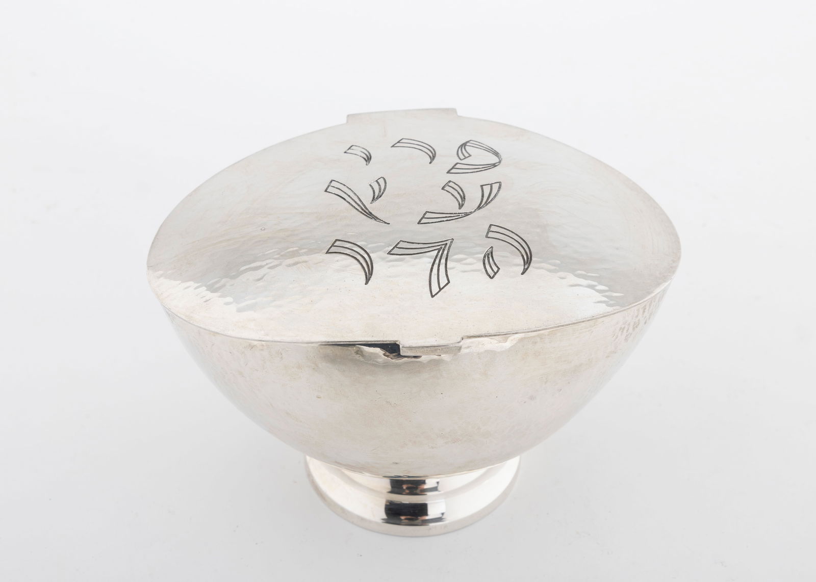 A STERLING SILVER ETROG BOX. Probably Portugal, 20th century. (1 of 3)