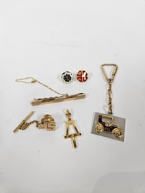 A COLLECTION OF MEN’S ASSORTED GOLD JEWELRY. Including an 18K tie clip (6.28gm) an 18K key chain