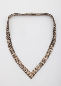 A STERLING SILVER HERRINGBONE V NECKLACE