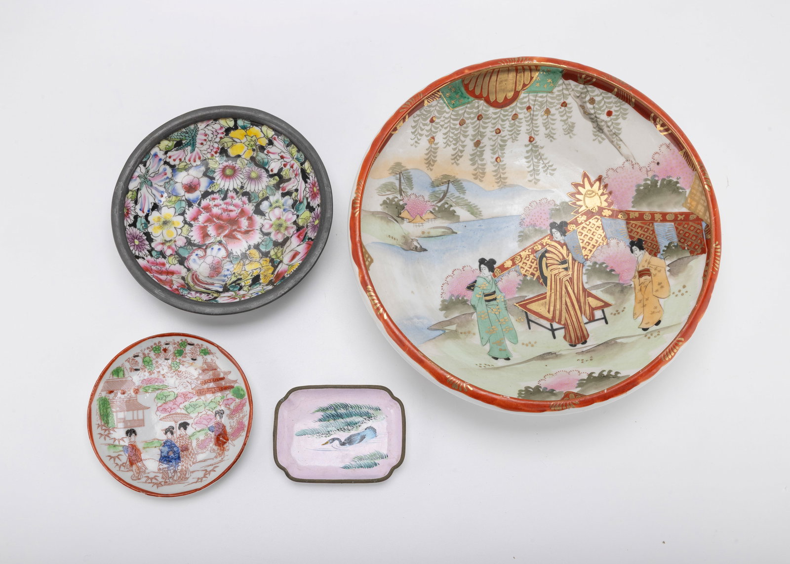 A GROUP OF FOUR HAND PAINTED BOWLS AND DISHES.: Hong Kong and Japan, c. 1930. Each hand painted with traditionally painted decoration including flowers, scenes and people. Various sizes and uses. Largest is 9.4" in diameter