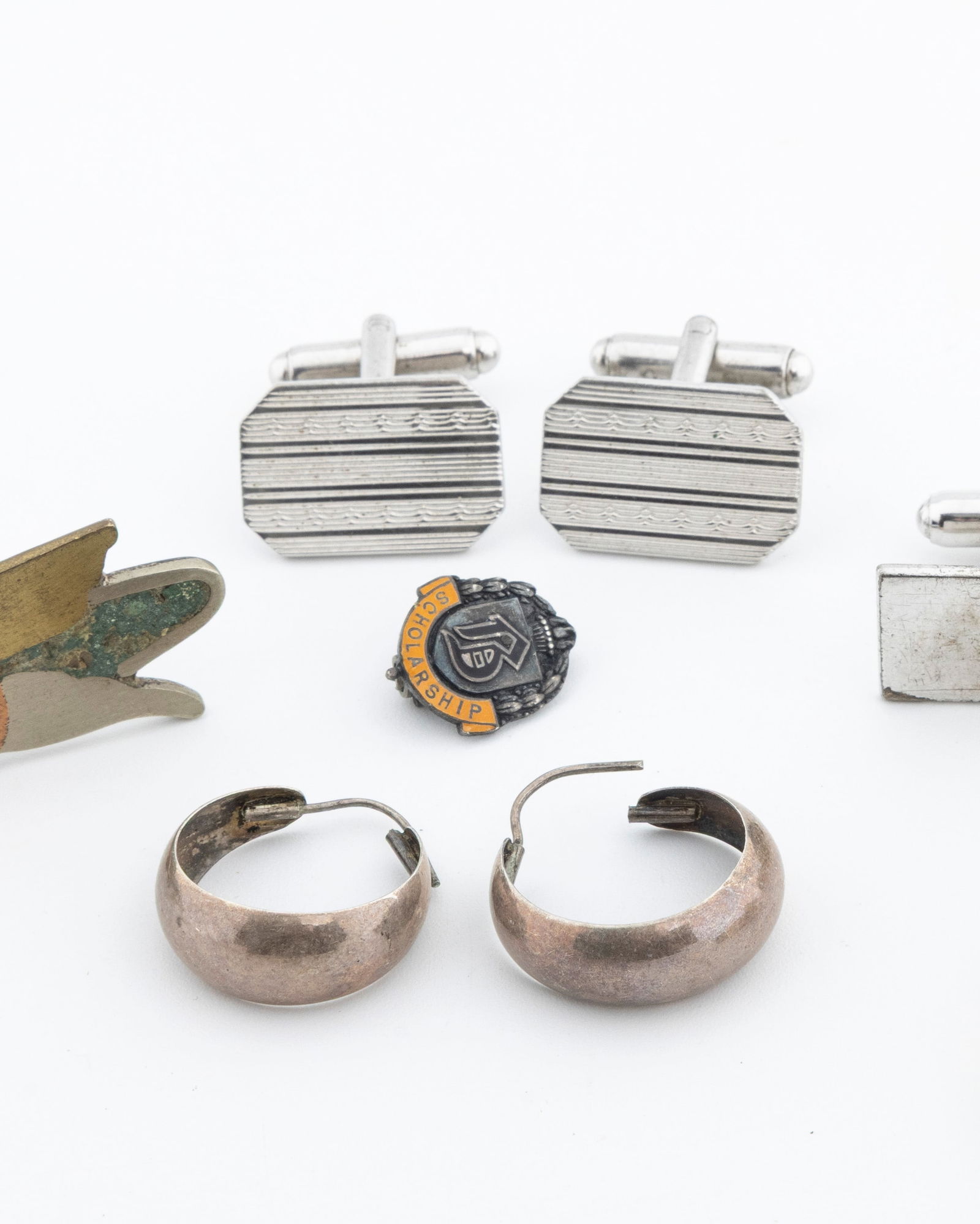 A GROUP OF SILVER JEWELRY AND OTHERS - 3