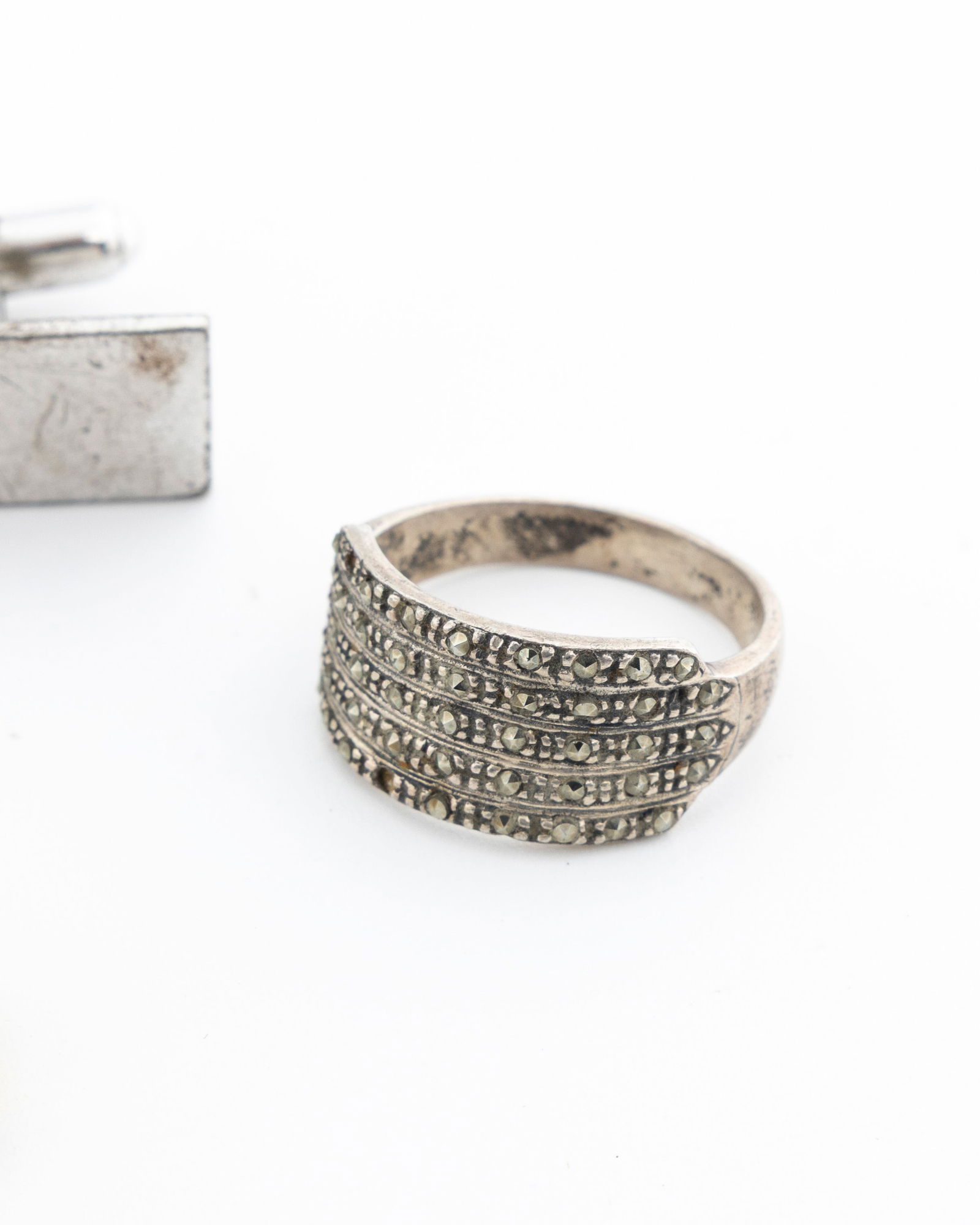 A GROUP OF SILVER JEWELRY AND OTHERS - 5