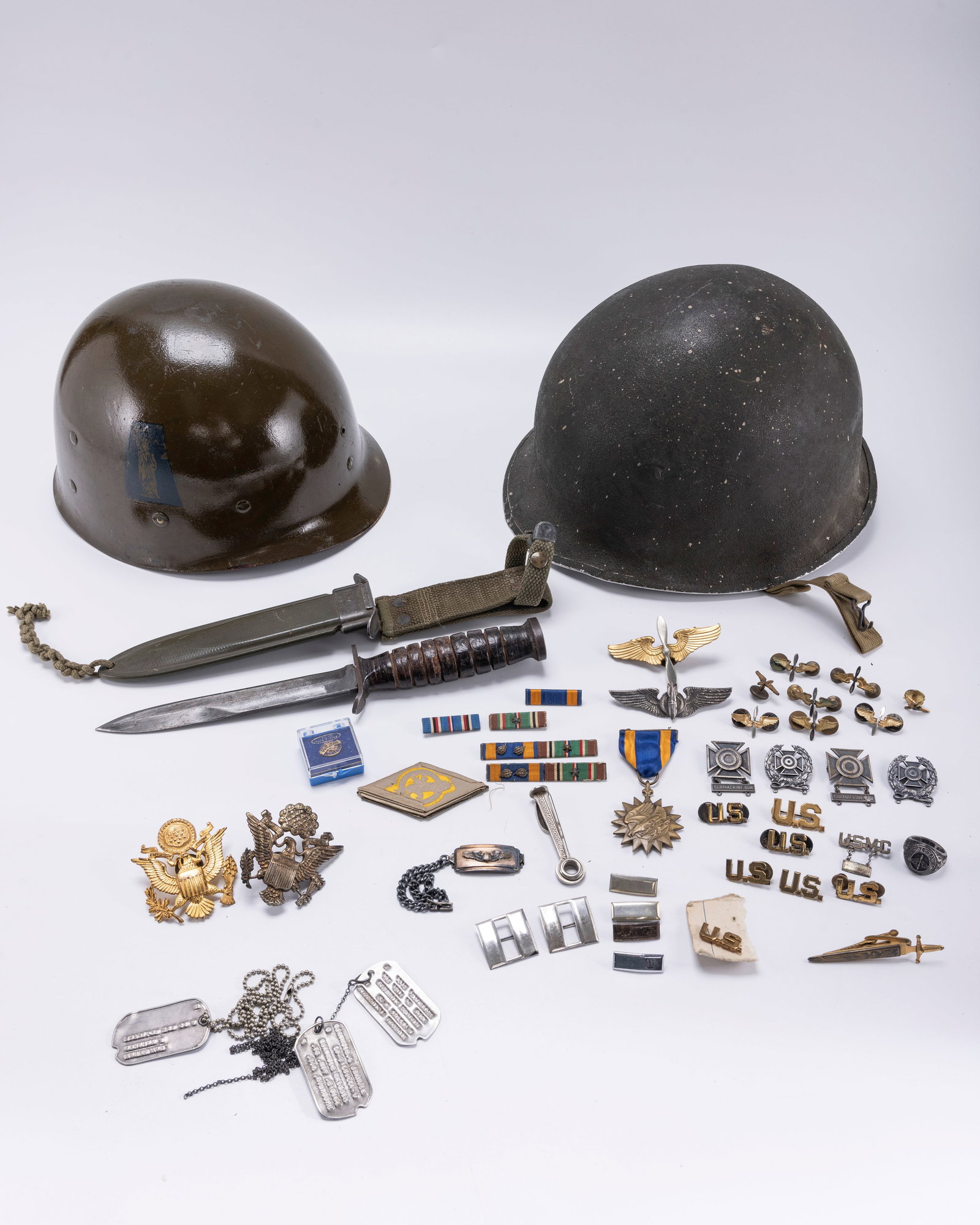 A COLLECTION OF WORLD WAR II RELATED ITEMS - AMERICAN (1 of 5)