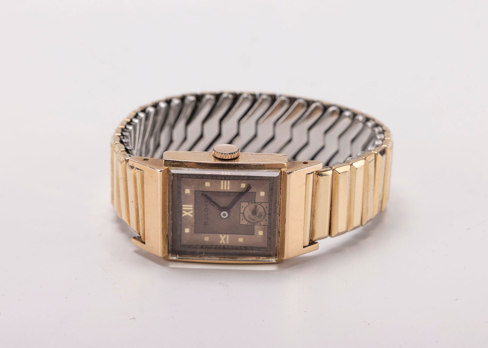 A VINTAGE BULOVA WATCH.: 14K gold filled casing and band. Vintage watch from the mid 20th century
