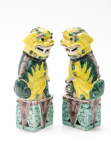 A PAIR OF CHINESE DOG FIGURINES. Early 20th century.