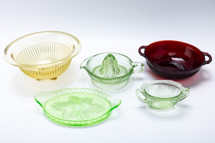 A COLLECTION OF FIVE PIECES OF AMERICAN MADE DEPRESSION GLASS.