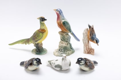 A GROUP OF SIX BIRD FIGURINES.