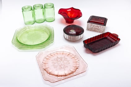 A COLLECTION OF DEPRESSION GLASS TABLEWARE.